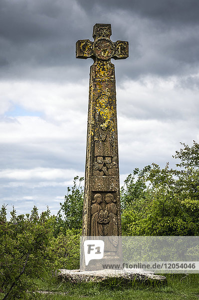 Northumberland-Kreuz in Jarrow Hall  entworfen und geschnitzt von Keith Ashford (1996-7)  inspiriert von Steinkreuzen aus dem 8. Jahrhundert  die in Northumberland gefunden wurden; Jarrow  South Tyneside  England