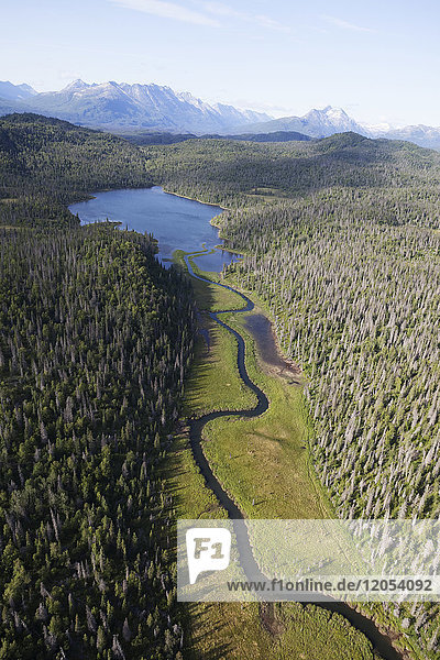 See und Fluss im Lake and Peninsula Borough  Aleutian Range in der Ferne; Alaska  Vereinigte Staaten von Amerika