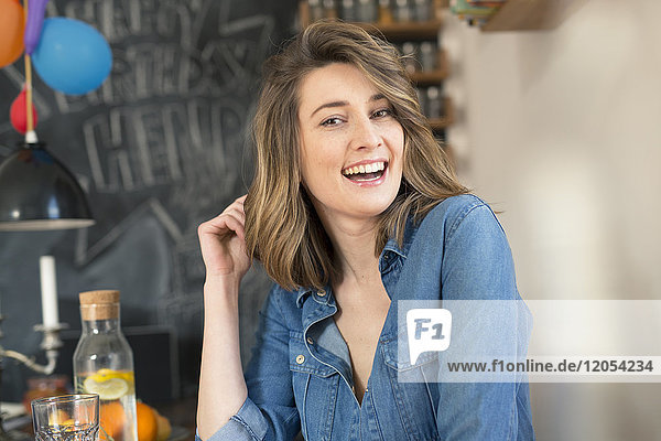 Porträt der lachenden Frau in der Küche