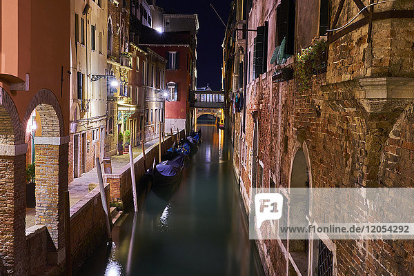 Italien  Venedig  Enger Kanal bei Nacht