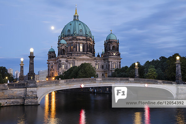 Deutschland, Berlin, Blick auf den Berliner Dom zur blauen Stunde