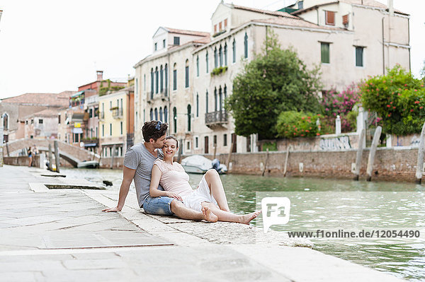 Italien  Venedig  verliebtes Paar entspannt am Kanal