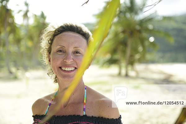 Porträt einer glücklichen Frau am Strand