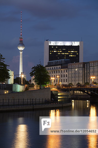 Deutschland  Berlin  Blick auf beleuchteten Fernsehturm