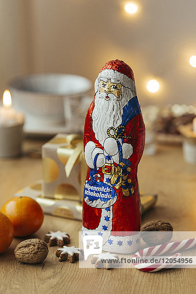 Schoko-Weihnachtsmann mit Geschenken  Früchten und Zimtsternen