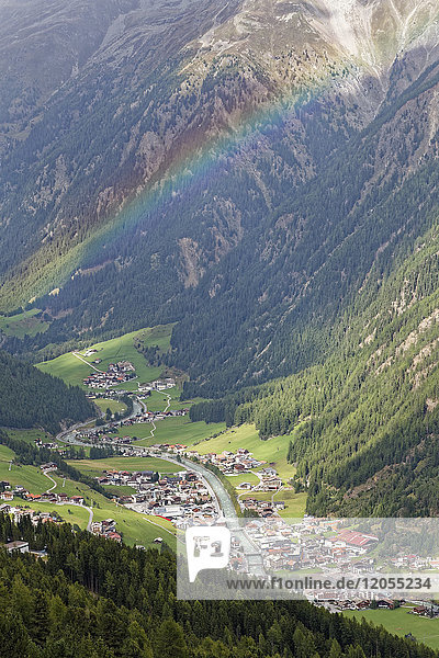 Österreich  Tirol  Ötztal  Regenbogen über Sölden