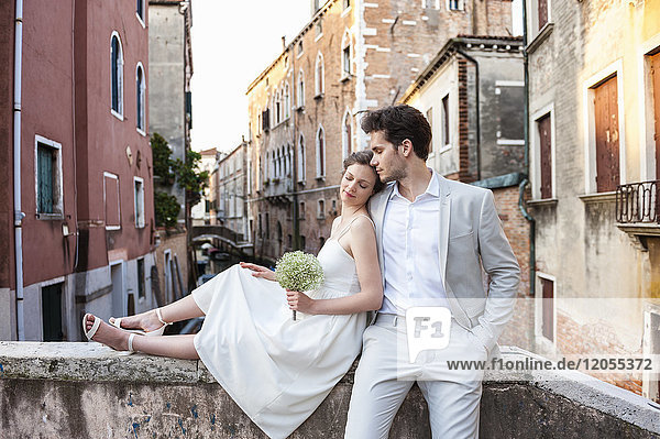 Italien  Venedig  Brautpaar auf kleiner Brücke am Morgen