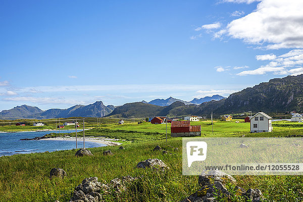 Norwegen  Lofotes  Vestvagoy  Landschaft bei Leknes mit Häusern