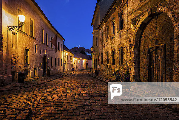 Slowakei  Bratislava  Altstadt bei Nacht  Kopfsteinpflasterstraße  Altbau mit alter Fassade