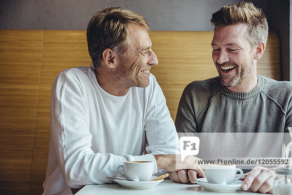 Schwules Paar genießt die gemeinsame Zeit im Cafe