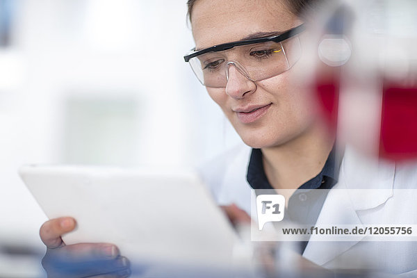 Wissenschaftler im Labor bei der Untersuchung von Tabletten