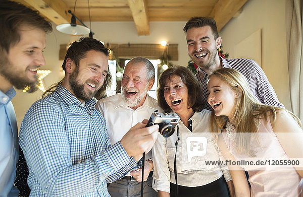 Lachende Familie mit Blick auf die Kamera