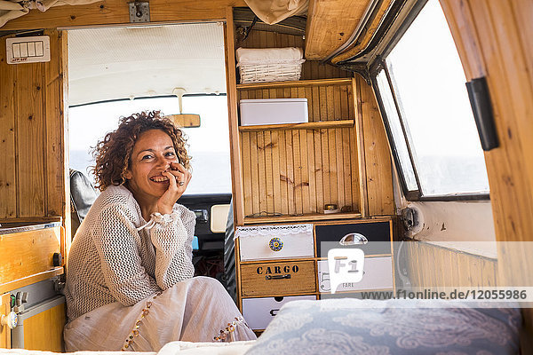 Spanien  Teneriffa  Porträt einer lachenden Frau im Van
