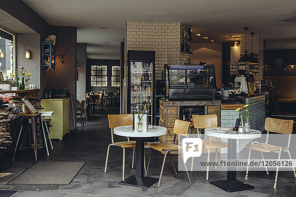 Innenansicht eines leeren Cafés