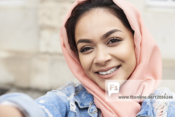 Selbstbildnis einer jungen Frau mit Hijab