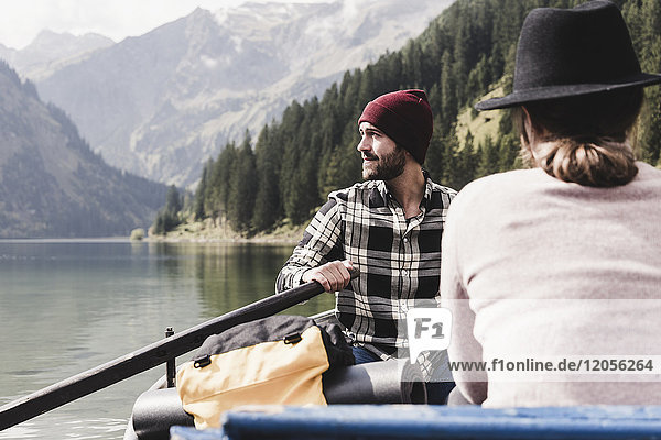 Österreich  Tirol  Alpen  Paar im Ruderboot auf dem Bergsee