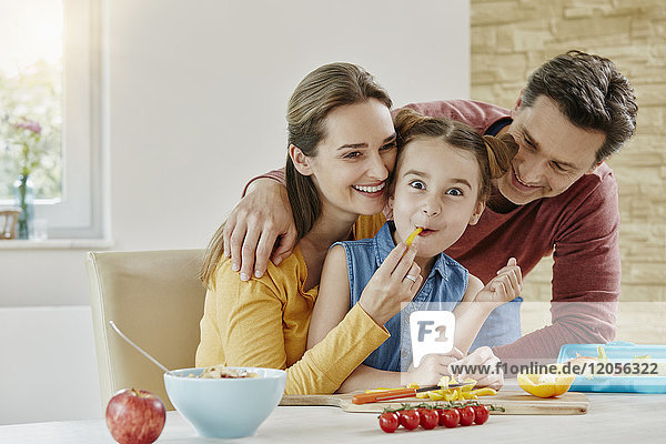Glückliche Familie zu Hause bei der Zubereitung gesunder Speisen