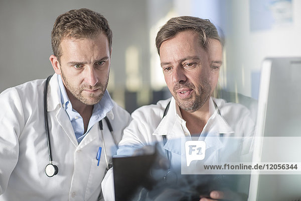Zwei Ärzte diskutieren über das Röntgenbild