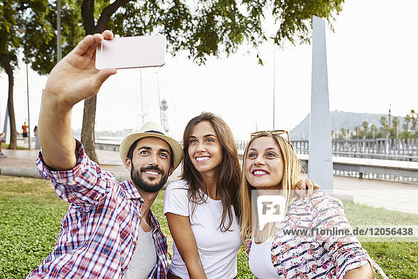 Drei Freunde  die einen Selfie im Park nehmen.