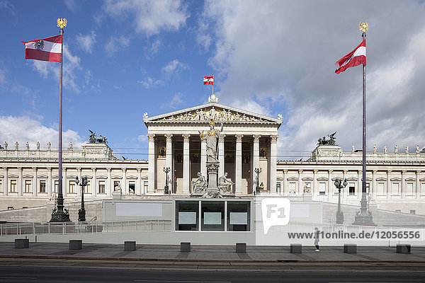 Österreich  Wien  Blick auf das Parlamentsgebäude mit Statue der Göttin Pallas Athene im Vordergrund