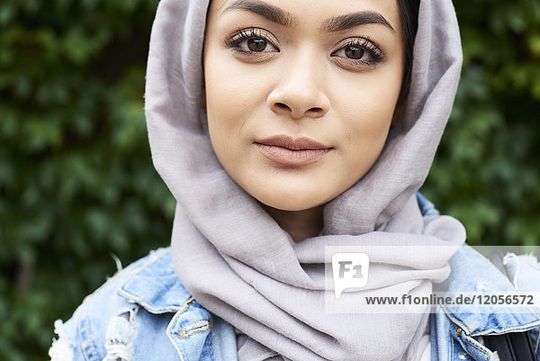 Nahaufnahme des Porträts einer jungen Frau mit Hijab
