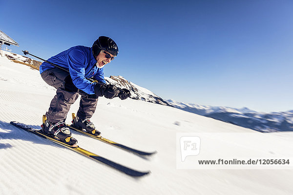 Österreich  Damuels  glücklicher Senior Skifahrer in der Winterlandschaft