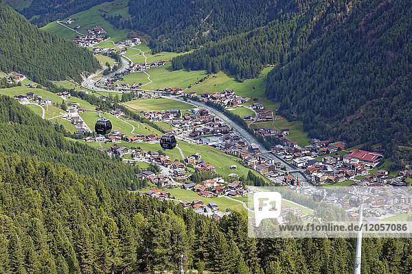 Österreich Tirol Ötztal Blick auf Sölden und Gaislachkogelbahn