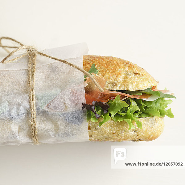 Olivenbaguette mit Salat und Schinken