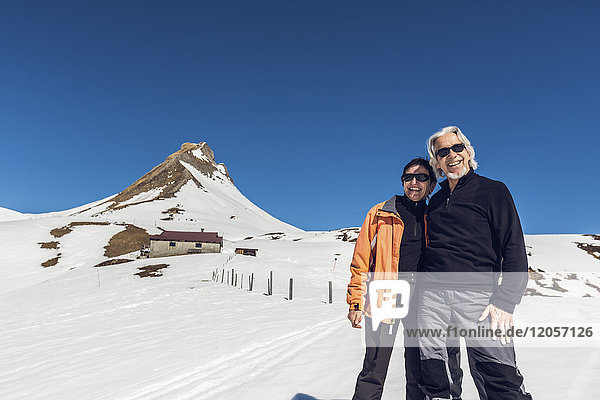Österreich  Damuels  Porträt eines glücklichen Seniorenpaares in Winterlandschaft