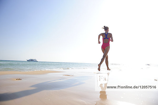 Ägypten  Soma Bay  Frau  die am Strand rennt