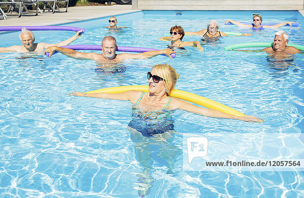 Gruppe von Senioren beim Wassergymnastik im Schwimmbad