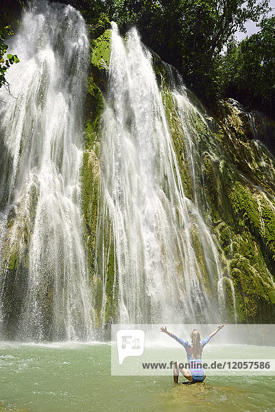 Dominikanische Republik  Samana  Frau bewundert riesigen Wasserfall