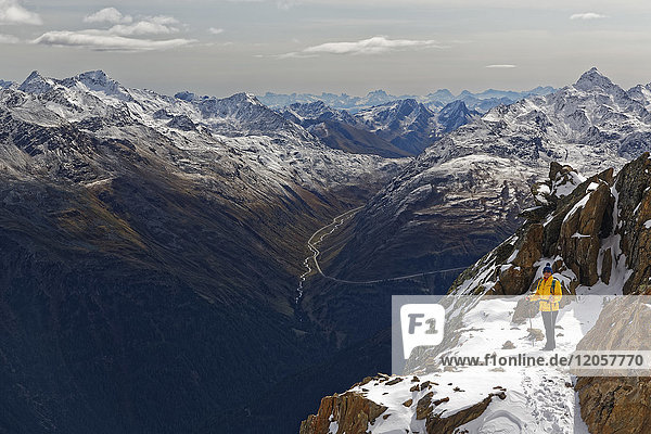 Österreich  Tirol  Ötztal  Sölden  Frau am Gaislachkogel mit Blick auf die Ötztaler Alpen