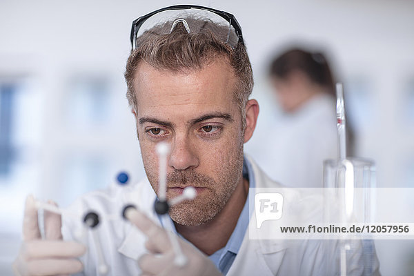 Wissenschaftler im Labor mit Molekularstruktur