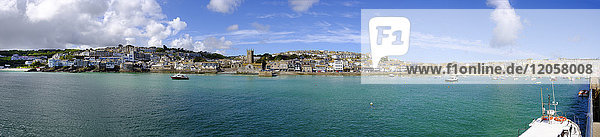 UK,  England,  Cornwall,  St. Ives,  Panorama Stadtbild mit Hafen