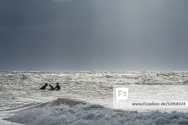 Zwei Männer mit Surfbrett  Nordsee  Westerland  Sylt  Schleswig-Holstein  Deutschland  Europa