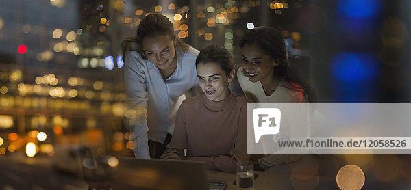 Geschäftsfrauen  die nachts im Büro am Laptop arbeiten