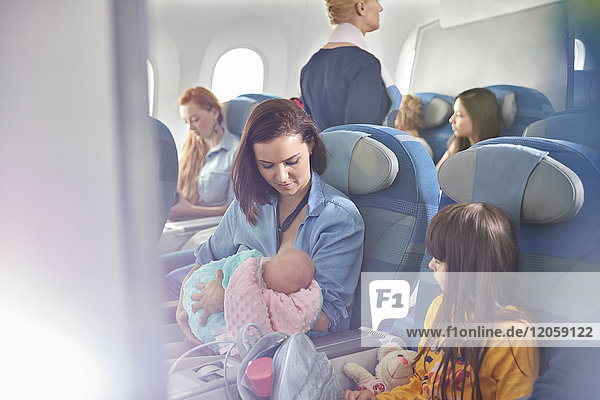 Mutter mit Baby im Flugzeug