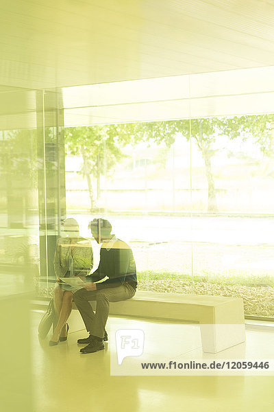 Silhouette Geschäftsmann und Geschäftsfrau im Gespräch auf der Bank im modernen Büro