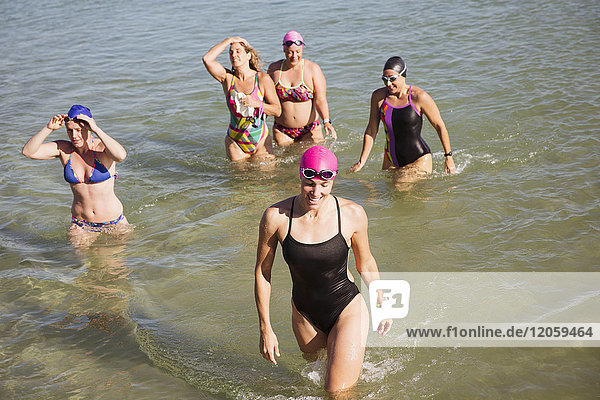Draufsicht Freiwasser-Schwimmerinnen im sonnigen Meer