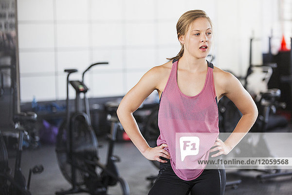 Portrait müde junge Frau ruhend nach dem Training im Fitnessstudio