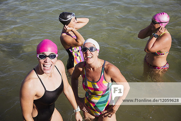 Overhead-Porträt lächelnde Schwimmerinnen im sonnigen Ozean