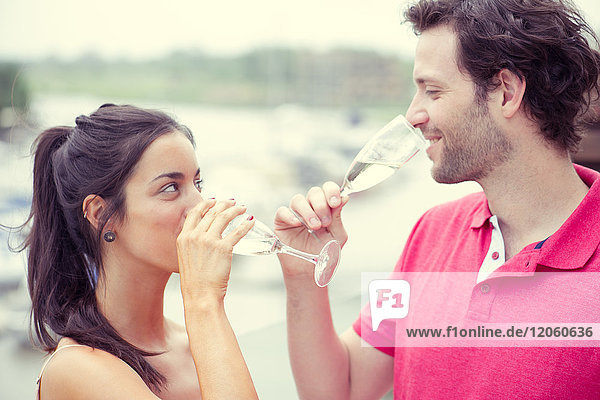 Mann und Frau trinken zusammen Champagner.