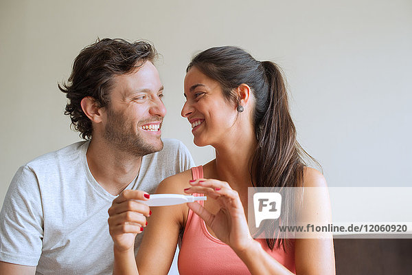 Paar zufrieden mit den Ergebnissen des Schwangerschaftstests