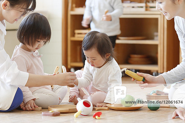 Erzieherinnen mit Kindern im japanischen Kindergarten