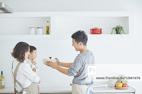 Japanische Familie in der Küche