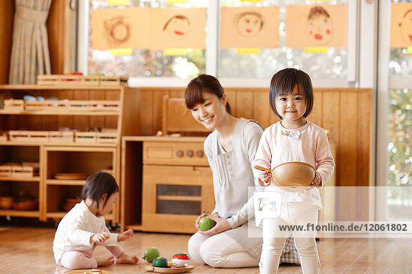 Erzieherin mit Kindern im japanischen Kindergarten