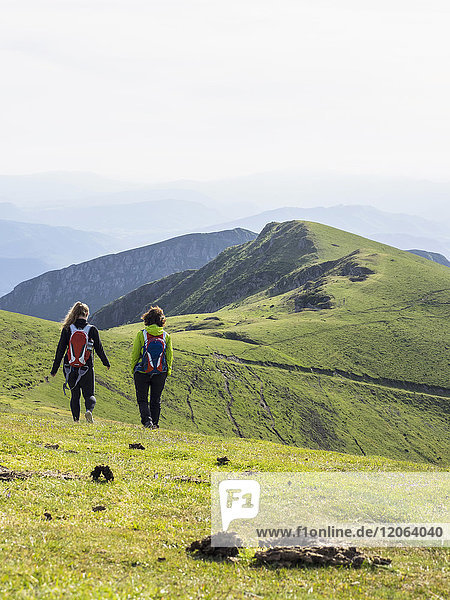 Zwei Frauen auf einer Wandertour zum Berg Ganekogorta