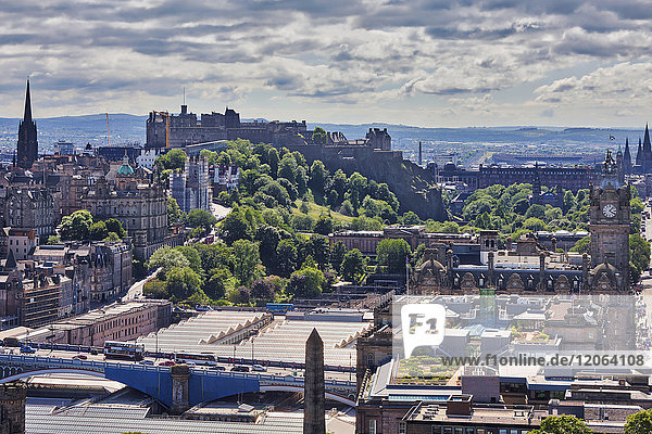 Edinburgh Castle und Skyline  Schottland