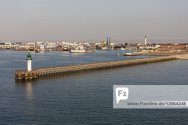 Blick auf Leuchtturm und Hafen  Calais  Frankreich
